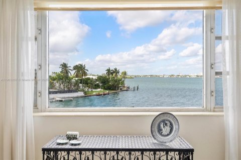Condominio en venta en Bay Harbor Islands, Florida, 2 dormitorios, 91.04 m2 № 1955666 - foto 2