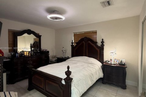 Casa en venta en Miami, Florida, 4 dormitorios, 282.52 m2 № 2027929 - foto 22
