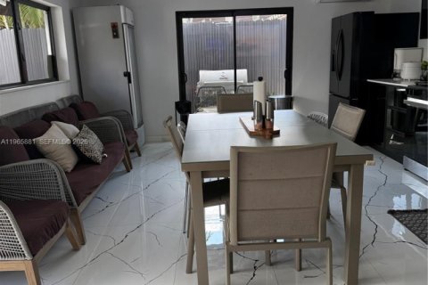 Casa en venta en Miami, Florida, 4 dormitorios, 282.52 m2 № 2027929 - foto 20