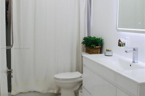 Casa en venta en Miami, Florida, 4 dormitorios, 282.52 m2 № 2027929 - foto 23