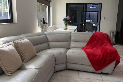 Casa en venta en Miami, Florida, 4 dormitorios, 282.52 m2 № 2027929 - foto 10