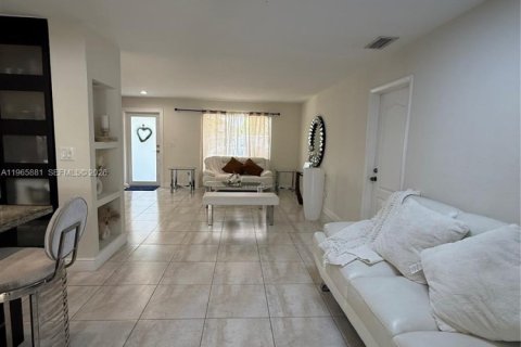 Casa en venta en Miami, Florida, 4 dormitorios, 282.52 m2 № 2027929 - foto 6
