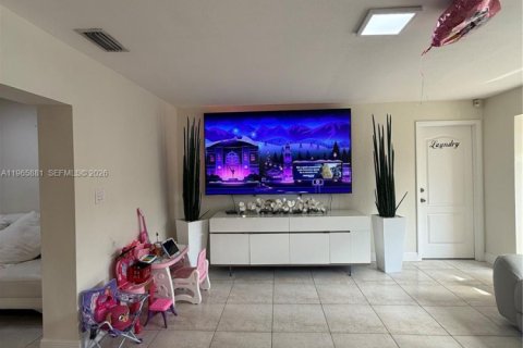 Casa en venta en Miami, Florida, 4 dormitorios, 282.52 m2 № 2027929 - foto 8