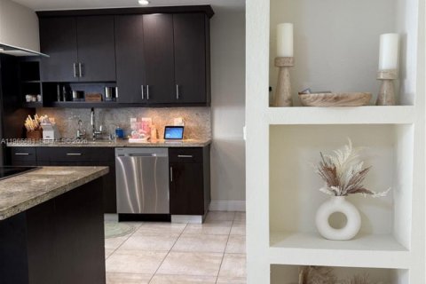 Casa en venta en Miami, Florida, 4 dormitorios, 282.52 m2 № 2027929 - foto 17