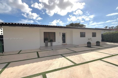 Casa en venta en Miami, Florida, 4 dormitorios, 282.52 m2 № 2027929 - foto 3