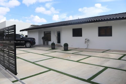 Casa en Miami, Florida 4 dormitorios, 282.52 m2 № 2027929