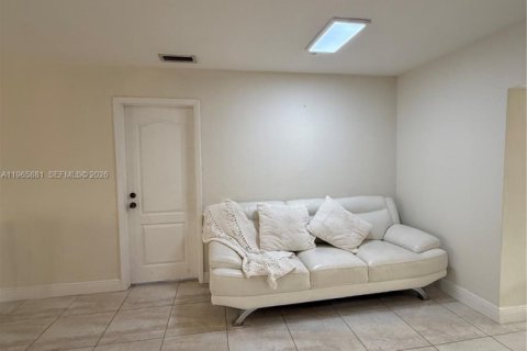 Casa en venta en Miami, Florida, 4 dormitorios, 282.52 m2 № 2027929 - foto 11