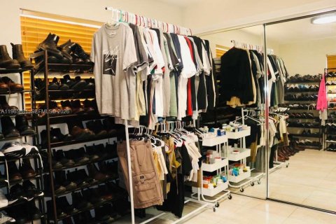 Casa en venta en Miami, Florida, 4 dormitorios, 282.52 m2 № 2027929 - foto 27