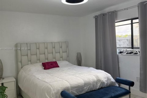 Casa en venta en Miami, Florida, 4 dormitorios, 282.52 m2 № 2027929 - foto 28