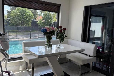 Casa en venta en Miami, Florida, 4 dormitorios, 282.52 m2 № 2027929 - foto 16