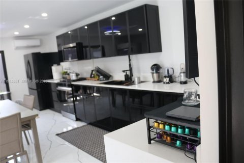 Casa en venta en Miami, Florida, 4 dormitorios, 282.52 m2 № 2027929 - foto 18