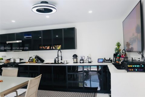 Casa en venta en Miami, Florida, 4 dormitorios, 282.52 m2 № 2027929 - foto 19