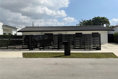 Casa en venta en Miami, Florida, 4 dormitorios, 282.52 m2 № 2027929 - foto 4