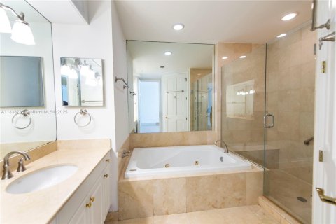 Condo in Coral Gables, Florida, 3 bedrooms  № 1939768 - photo 17