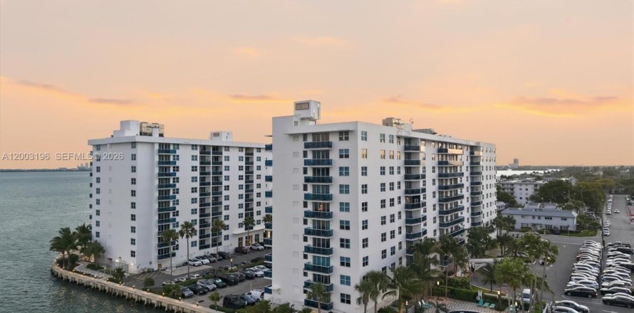 Кондоминиум с 3 спальнями в Норт-Бей-Виллидж, Флорида № 2068136