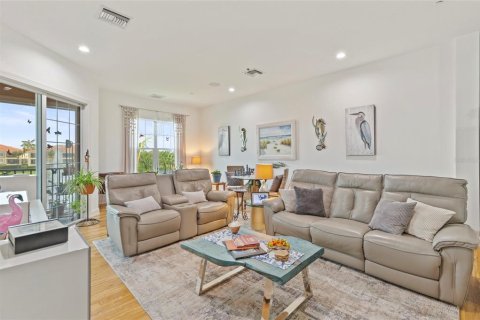 Condo in Saint Petersburg, Florida, 3 bedrooms № 2231565 - photo 12