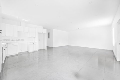 Villa ou maison à vendre à Miami, Floride: 4 chambres № 1985323 - photo 28