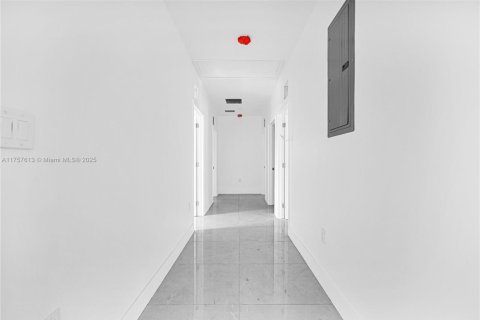 Villa ou maison à vendre à Miami, Floride: 4 chambres № 1985323 - photo 12