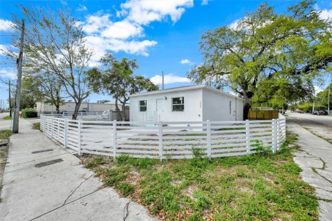 Villa ou maison à vendre à Miami, Floride: 4 chambres № 1985323 - photo 2
