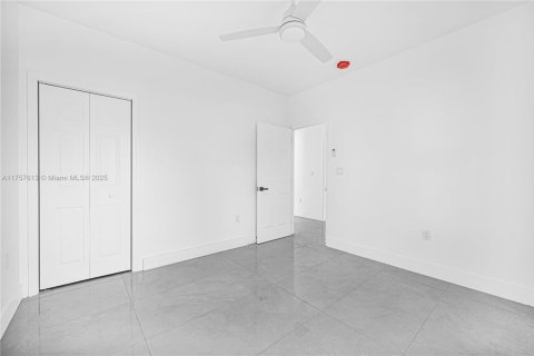 Villa ou maison à vendre à Miami, Floride: 4 chambres № 1985323 - photo 11
