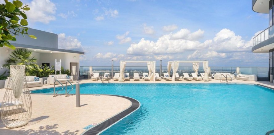 Кондоминиум с 2 спальнями в Майами, Флорида № 1970675