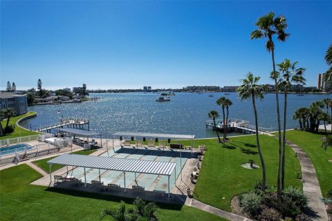 Condo in South Pasadena, Florida, 2 bedrooms  № 2393904 - photo 26