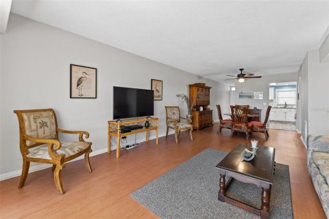 Condo in South Pasadena, Florida, 2 bedrooms  № 2393904 - photo 10