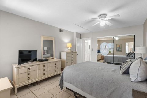 Condo in South Pasadena, Florida, 2 bedrooms  № 2393904 - photo 18