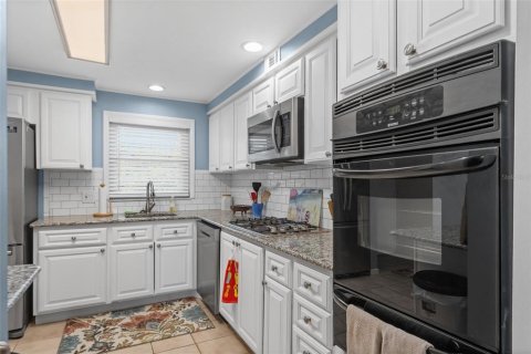 Condo in South Pasadena, Florida, 2 bedrooms  № 2393904 - photo 15