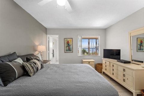Condo in South Pasadena, Florida, 2 bedrooms  № 2393904 - photo 16