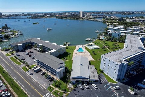 Condo in South Pasadena, Florida, 2 bedrooms  № 2393904 - photo 27