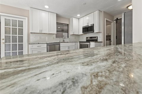 House in Sarasota, Florida 3 bedrooms, 176.05 sq.m. № 2393656 - photo 21