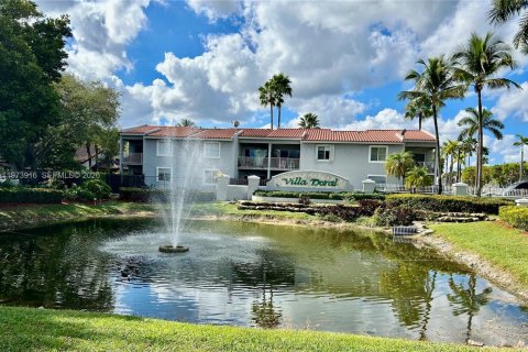 Condominio en Doral, Florida, 2 dormitorios № 2033673