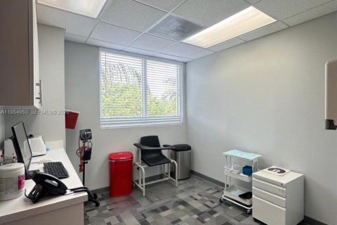 Propiedad comercial en venta en Cutler Bay, Florida № 2009360 - foto 11