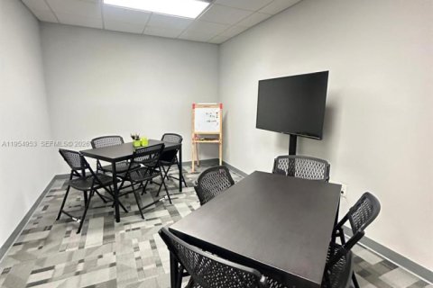 Propiedad comercial en venta en Cutler Bay, Florida № 2009360 - foto 5