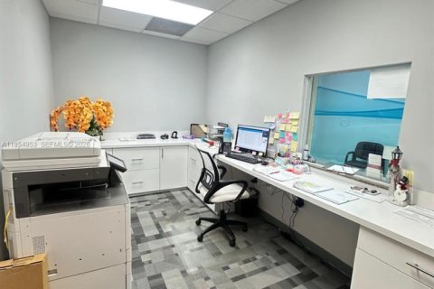 Propiedad comercial en venta en Cutler Bay, Florida № 2009360 - foto 15
