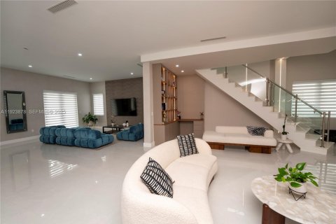 Casa en venta en Doral, Florida, 4 dormitorios, 366.69 m2 № 1983711 - foto 16