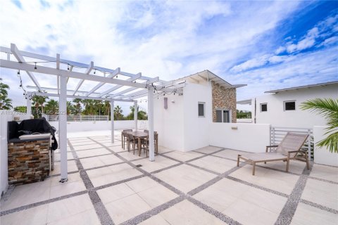 Casa en venta en Doral, Florida, 4 dormitorios, 366.69 m2 № 1983711 - foto 7