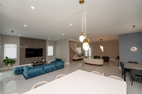 Casa en venta en Doral, Florida, 4 dormitorios, 366.69 m2 № 1983711 - foto 19