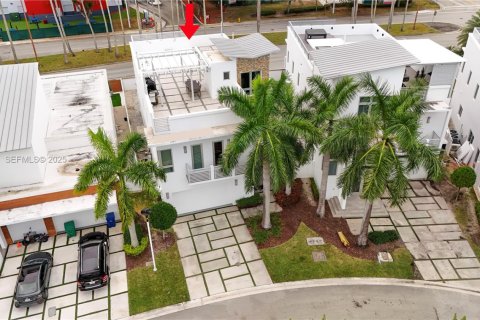 Casa en venta en Doral, Florida, 4 dormitorios, 366.69 m2 № 1983711 - foto 2