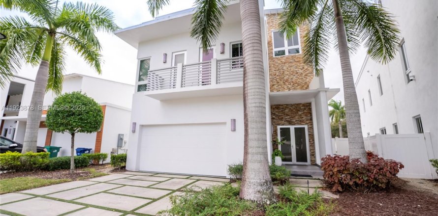 Casa en Doral, Florida 4 dormitorios, 366.69 m2 № 1983711
