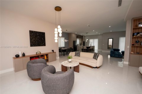 Casa en venta en Doral, Florida, 4 dormitorios, 366.69 m2 № 1983711 - foto 14