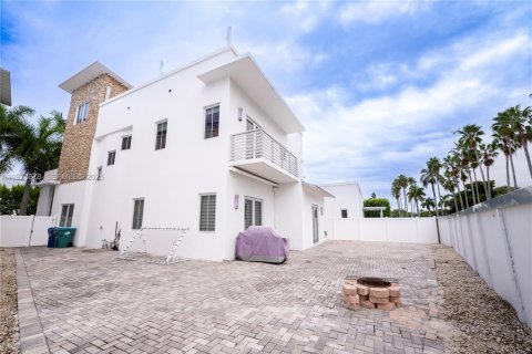 Casa en venta en Doral, Florida, 4 dormitorios, 366.69 m2 № 1983711 - foto 9