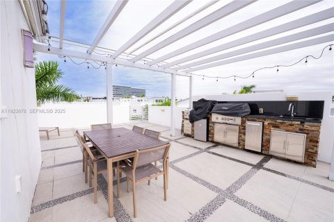 Casa en venta en Doral, Florida, 4 dormitorios, 366.69 m2 № 1983711 - foto 8