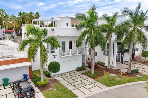 Casa en venta en Doral, Florida, 4 dormitorios, 366.69 m2 № 1983711 - foto 3