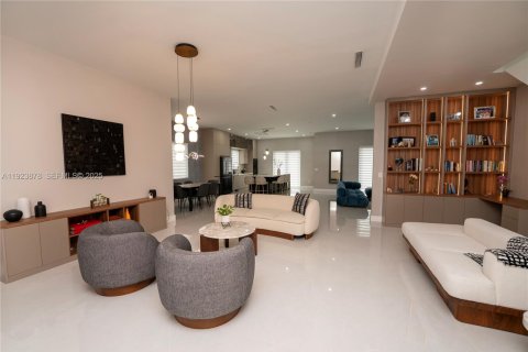Casa en venta en Doral, Florida, 4 dormitorios, 366.69 m2 № 1983711 - foto 13