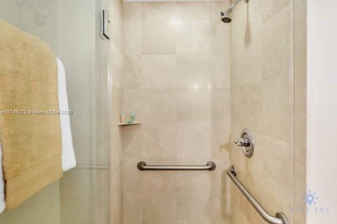 Condo in Sunny Isles Beach, Florida  № 2088758 - photo 12