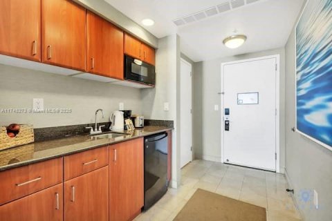 Condo in Sunny Isles Beach, Florida  № 2088758 - photo 10