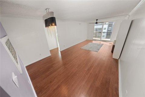 Condo in Tampa, Florida, 2 bedrooms  № 2143026 - photo 8