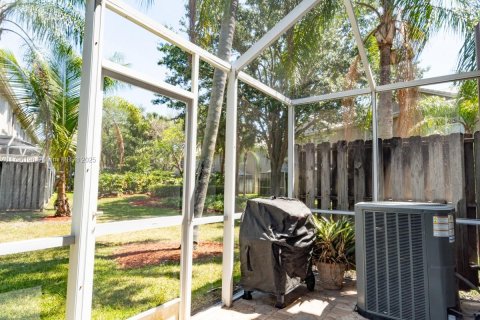 Townhouse in Weston, Florida 4 bedrooms, 161.37 sq.m. № 1708679 - photo 6